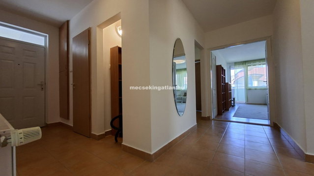 Kiadó téglalakás, albérlet, Pécsett, Király utcában, 4 szobás