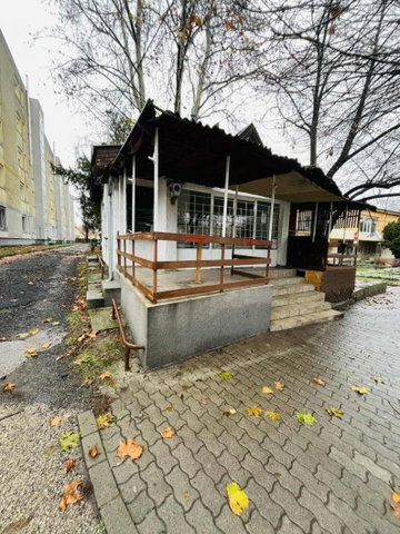 Eladó üzlethelyiség, Komáromban 19.5 M Ft, 1 szobás