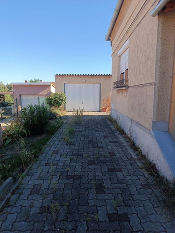 Eladó ikerház, Ajkán 39.5 M Ft, 2 szobás / költözzbe.hu