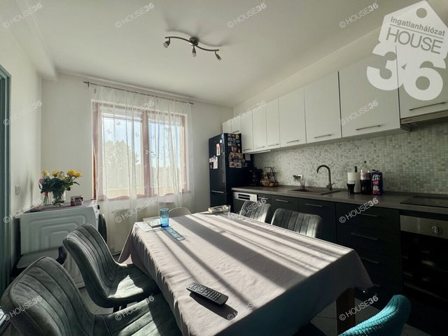 Eladó téglalakás, Kecskeméten 65 M Ft, 4 szobás