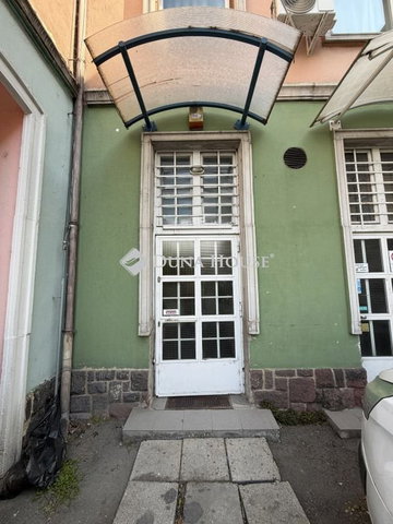 Eladó üzlethelyiség, Komlón, Zrínyi téren 7.99 M Ft
