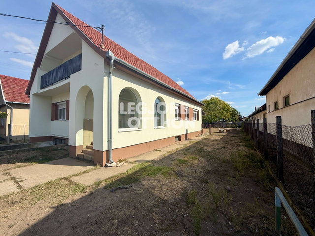 Eladó családi ház, Cegléden 135 M Ft, 4 szobás