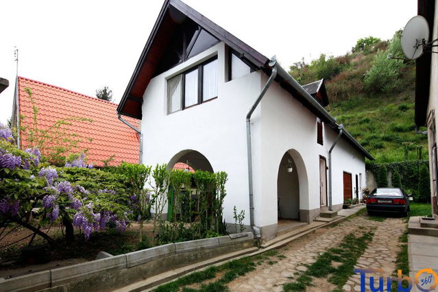 Eladó családi ház, Dunaföldváron 64.9 M Ft, 11 szobás