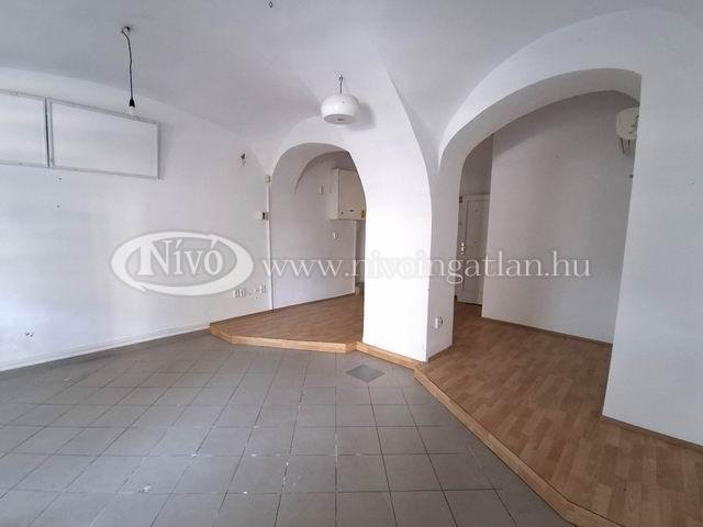 Eladó üzlethelyiség, Veszprémben 65 M Ft, 1 szobás