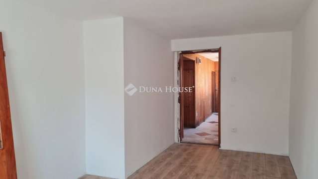 Eladó családi ház, Pécsett 49.9 M Ft, 2 szobás