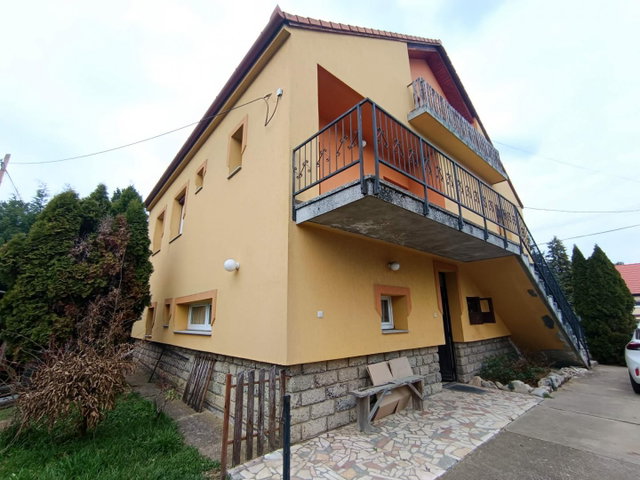 Eladó családi ház, Pécsett 115 M Ft, 4 szobás