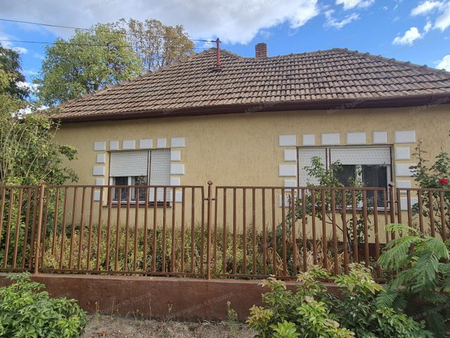 Eladó családi ház, Tószegen 20 M Ft, 3 szobás