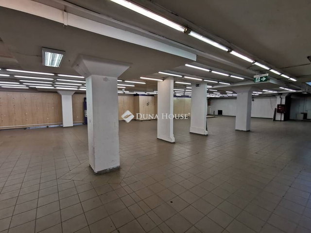 Kiadó üzlethelyiség, Tatabányán, Fő téren 2789 E Ft / hó
