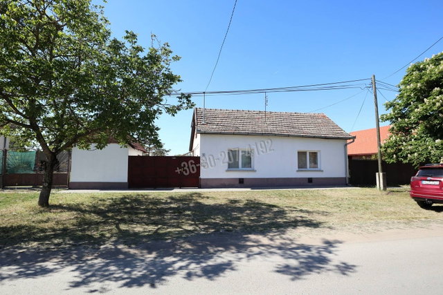 Eladó családi ház, Sándorfalván 39.9 M Ft, 2 szobás