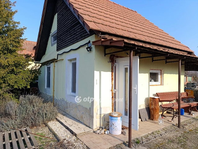 Eladó családi ház, Zsombón 26.9 M Ft, 2 szobás