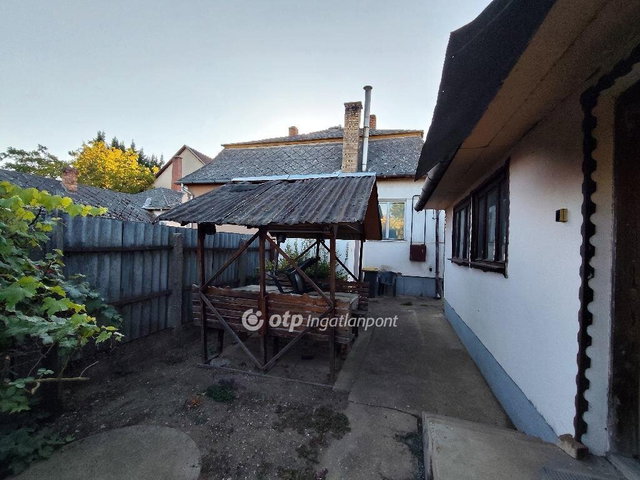 Eladó ikerház, Tégláson 33 M Ft, 2 szobás