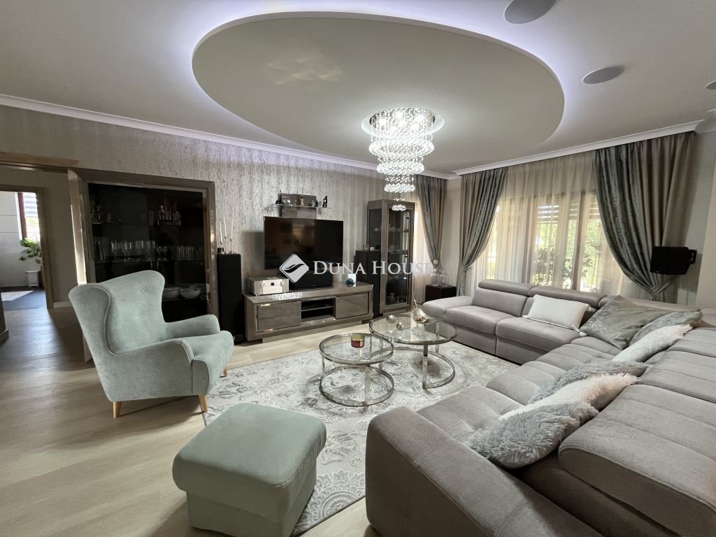 5 bed · 222m² · 275.000.000 ft