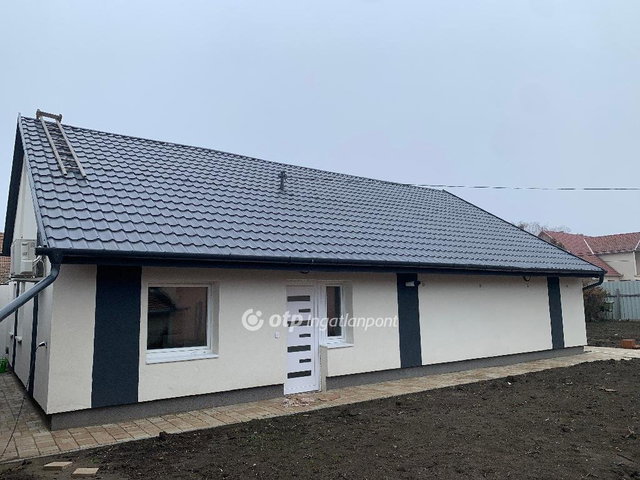 Eladó családi ház, Szolnokon 69 M Ft, 3 szobás