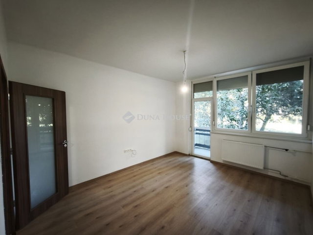 Eladó panellakás, Szombathelyen 27.9 M Ft, 1 szobás