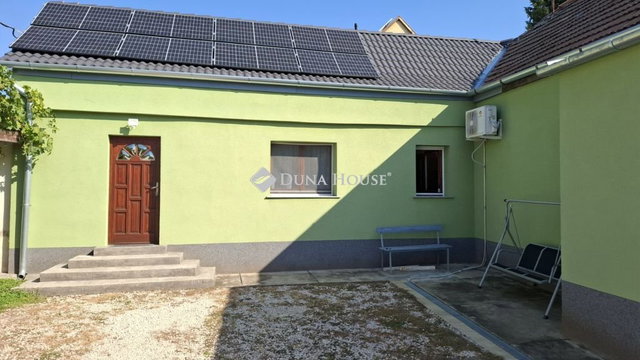 Eladó családi ház, Pécsett 99.9 M Ft, 4 szobás