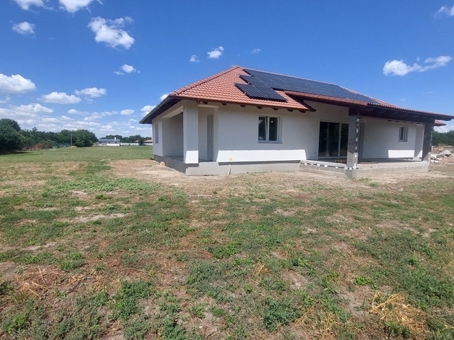 Eladó családi ház, Besnyőn 135 M Ft, 6 szobás