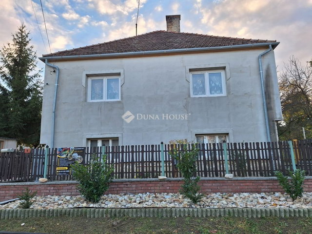Eladó családi ház, Győrújbaráton 82.9 M Ft, 6 szobás