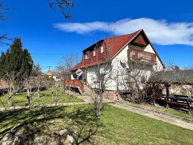 Eladó családi ház, Zánkán 99 M Ft, 8 szobás