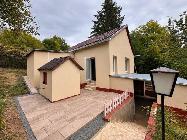 Eladó családi ház, Komlón 26.9 M Ft, 1 szobás