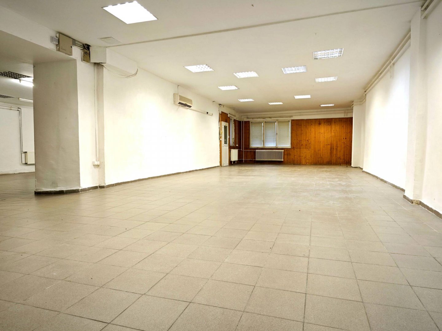 Üzlethelyiség · 293 m² · 750.000 Ft