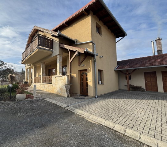 Eladó családi ház, Zalacsányon 281 M Ft, 4+3 szobás
