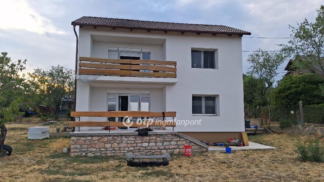 Eladó családi ház, Balatonalmádiban 180 M Ft, 3+1 szobás