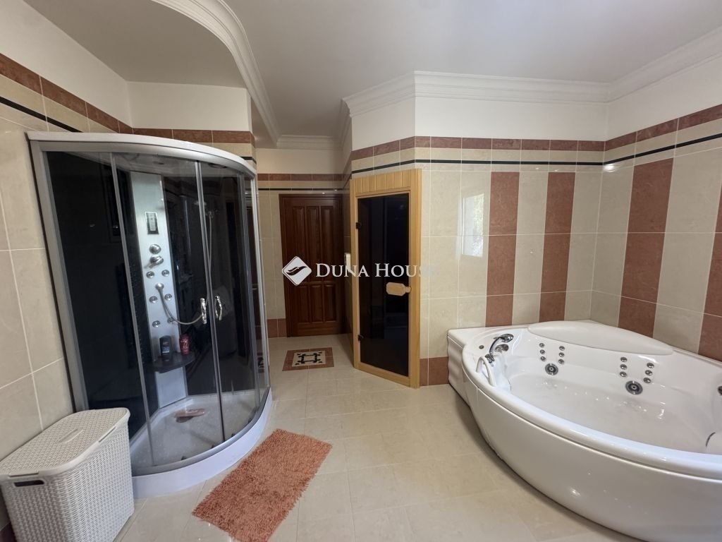 Családi ház · 4 hálószoba · 372 m² · 325.000.000 Ft