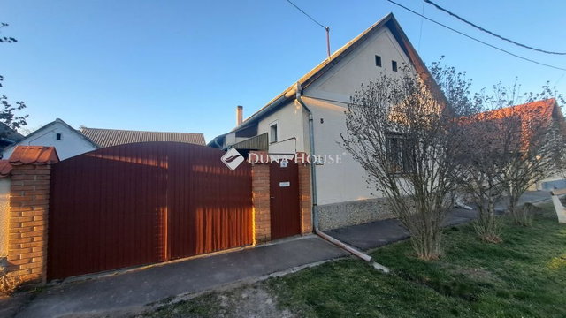 Eladó családi ház, Udvaron 28 M Ft, 3 szobás