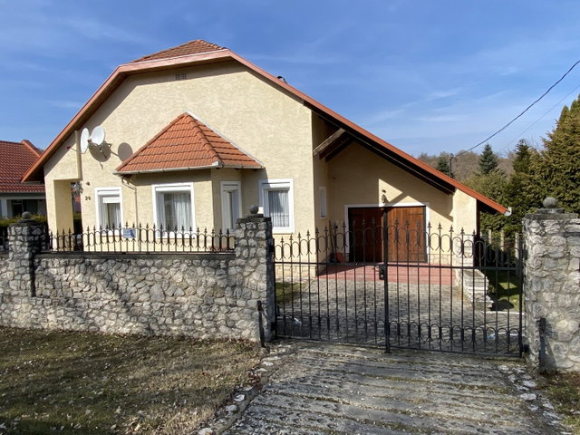 Eladó családi ház, Pilismaróton 149.9 M Ft, 6 szobás