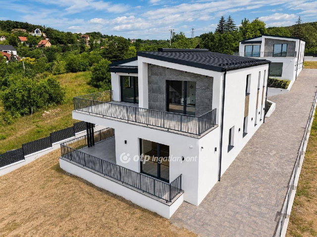 Eladó téglalakás, Balatonalmádiban 146 M Ft, 3 szobás