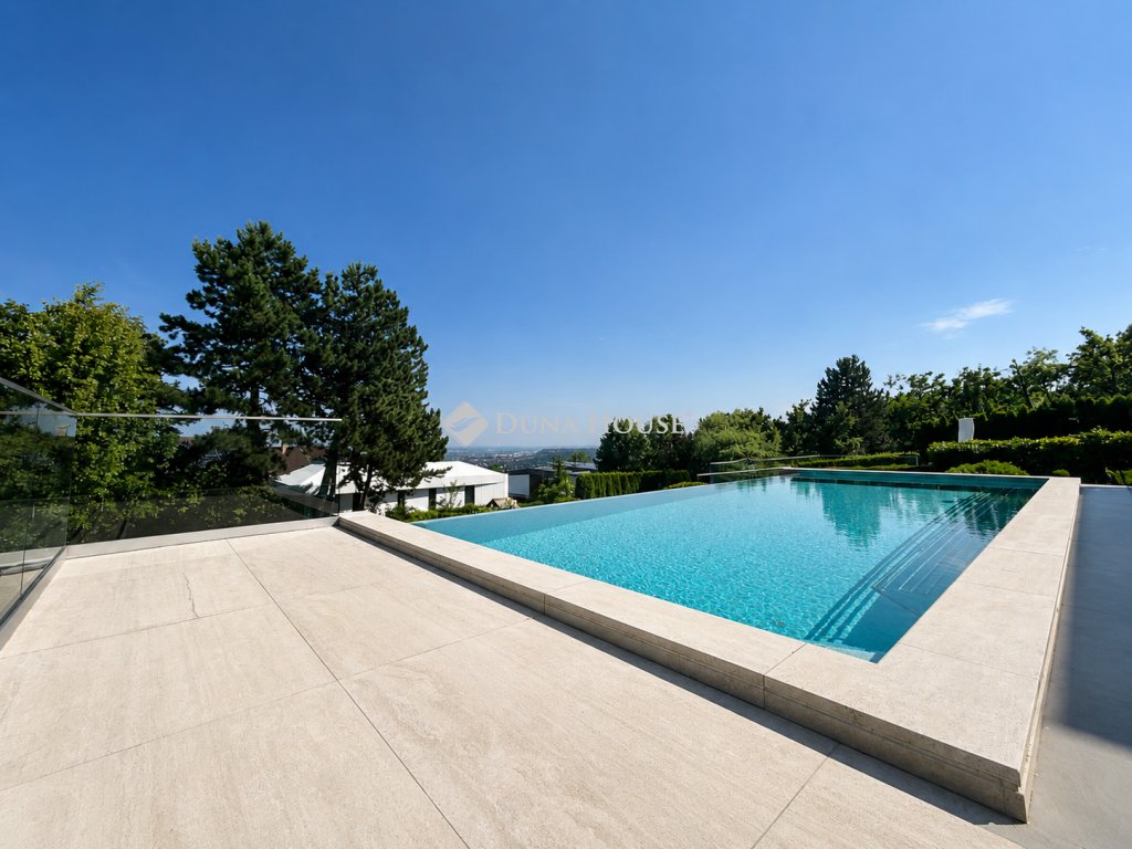 8 bed · 427m² · 2.725.200 ft