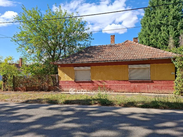 Eladó családi ház, Békéscsabán 8 M Ft, 2 szobás