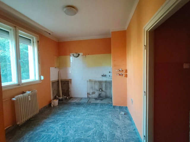 Eladó téglalakás, Komlón, Alkotmány utcában 22.9 M Ft