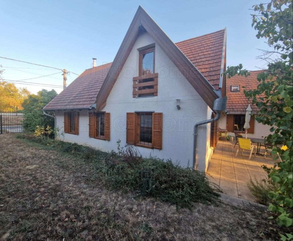 Eladó családi ház, Tengődön 109.2 M Ft, 7 szobás