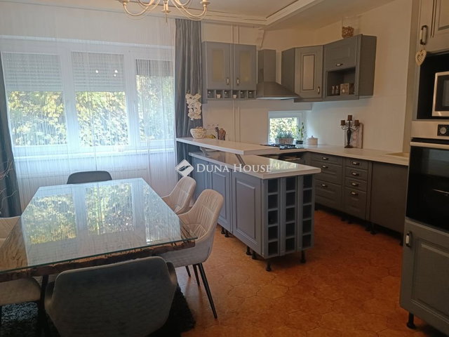 Eladó téglalakás, Szekszárdon, Csapó Dániel utcában 96 M Ft