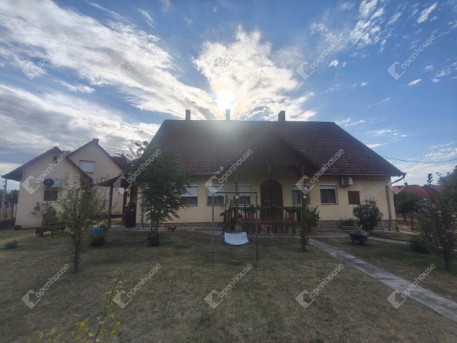 Eladó családi ház, Segesden 69.9 M Ft, 8 szobás