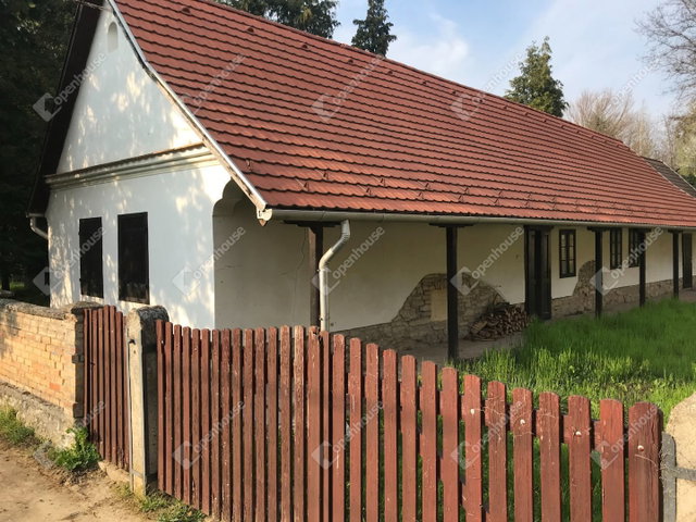 Eladó családi ház, Tatán 195 M Ft, 2 szobás