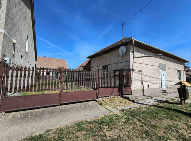 Eladó üzlethelyiség, Túrkevén 32.5 M Ft, 3 szobás