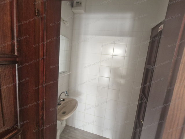 Eladó üzlethelyiség, Szolnokon 19 M Ft, 1 szobás