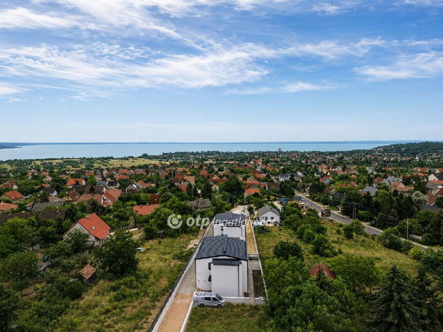 Eladó téglalakás, Balatonalmádiban 157 M Ft, 3 szobás