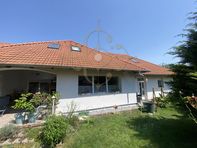 Eladó családi ház, Balatonbogláron 144.9 M Ft, 7+3 szobás