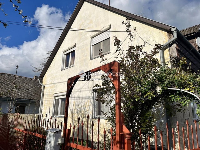 Eladó családi ház, Bátaszéken 40 M Ft, 8 szobás