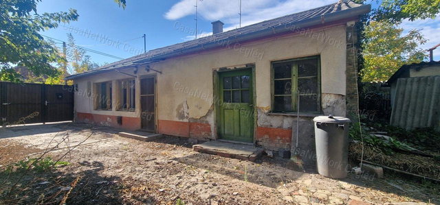 Eladó családi ház, Cegléden 28 M Ft, 2 szobás