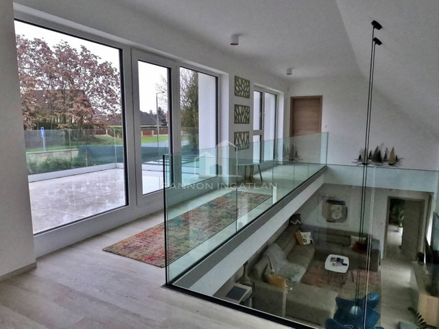 Eladó családi ház, Velencén 449.99 M Ft, 9 szobás