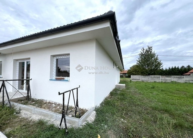 Eladó családi ház, Kiskunlacházán 87.9 M Ft, 4 szobás