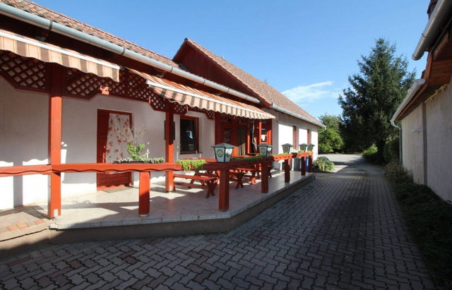 Eladó üzlethelyiség, Dombóváron 29.5 M Ft, 3 szobás