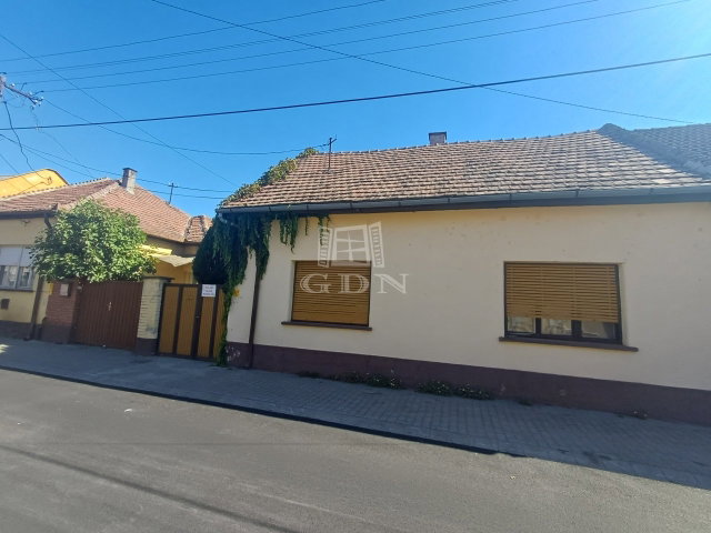 Eladó családi ház, Baján 45.5 M Ft, 3 szobás