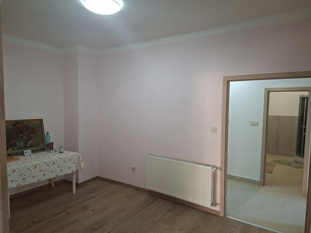 Eladó téglalakás, Komlón 50 M Ft, 4 szobás