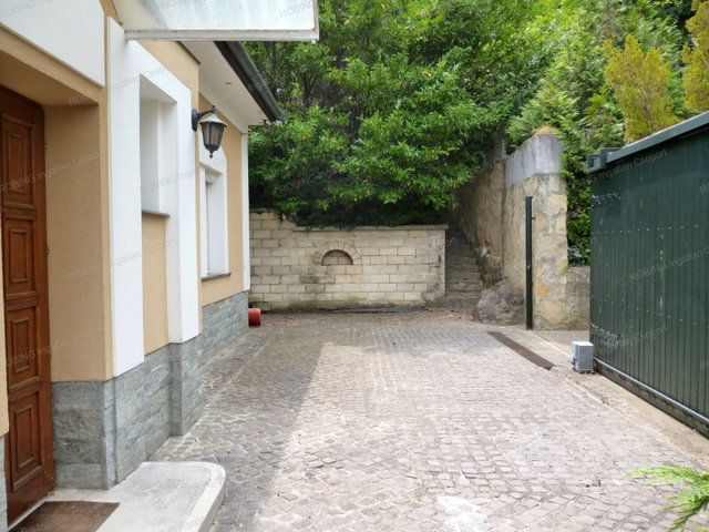 Eladó családi ház, Budapesten, III. kerületben, Rókahegyi úton