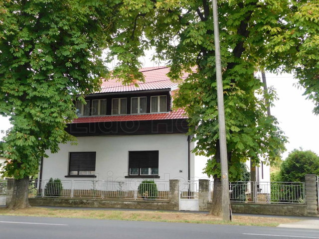 Eladó családi ház, Keszthelyen 105 M Ft, 10 szobás